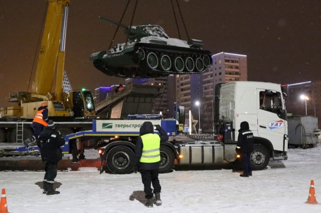 ​Танк Т-34 переместили от Кемеровского кадетского училища на новый постамент