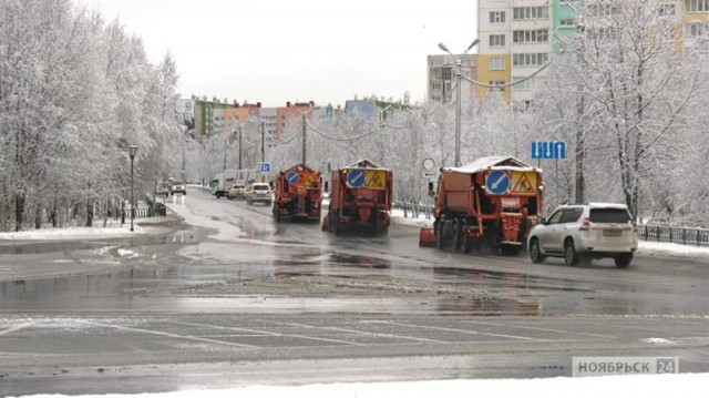 В Ноябрьске вывели технику для очистки улиц от снега