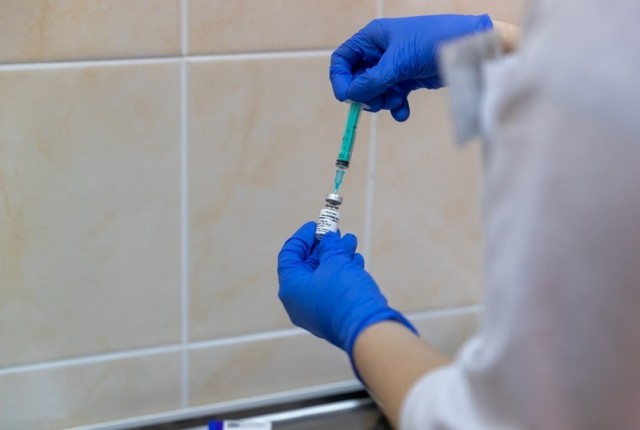 Медики детской поликлиники Пскова получили прививки от COVID-19