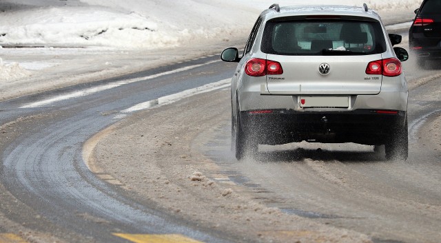 В Кемерово из-за снегопада образовались большие пробки на дорогах