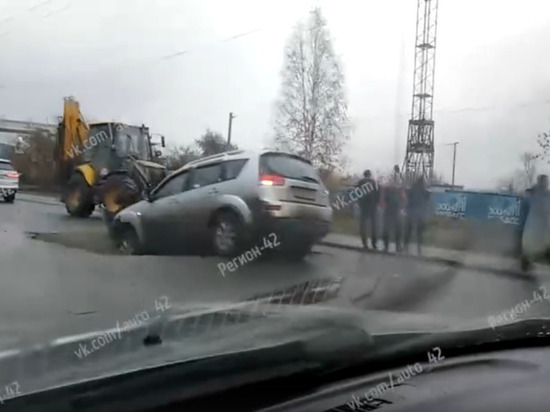 В центре Кемерово автомобиль провалился в дорожную яму