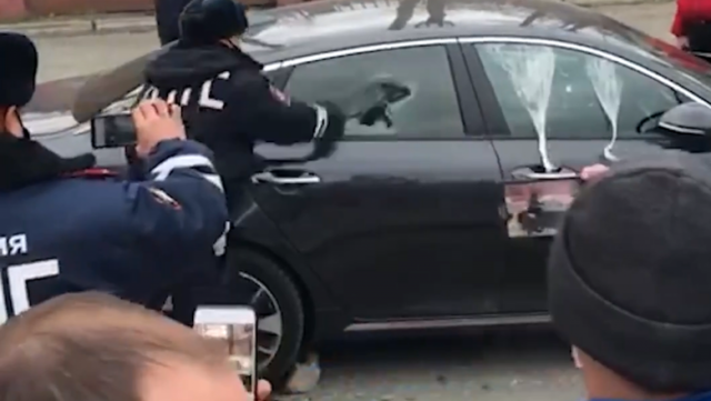 В Екатеринбурге инспектор ДПС разбил окно машины, чтобы спасти водителя