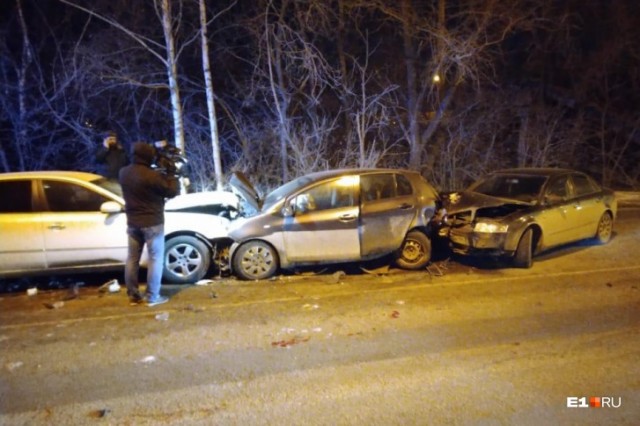 В Екатеринбурге в результате массового ДТП зажало двух водителей