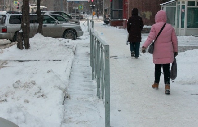 В Новосибирске установили ограждение прямо посреди тротуара