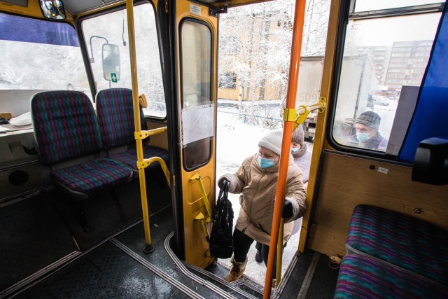 ​В Екатеринбурге на перекрёстке Ленина и 8 Марта пассажирка в трамвае влетела головой в дверь