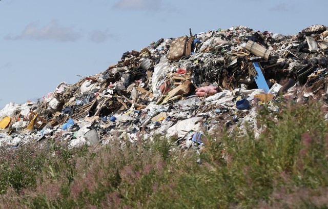 ​Жители Пионерского в Екатеринбурге пожаловались на огромную свалку мусора вблизи домов