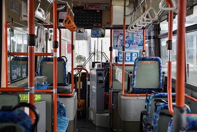 В Екатеринбурге пассажирам пришлось толкать автобус №19 в гору