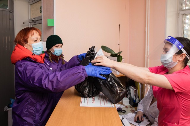 Кто людям помогает – не тратит время зря! Кто людям помогает – не тратит время зря!