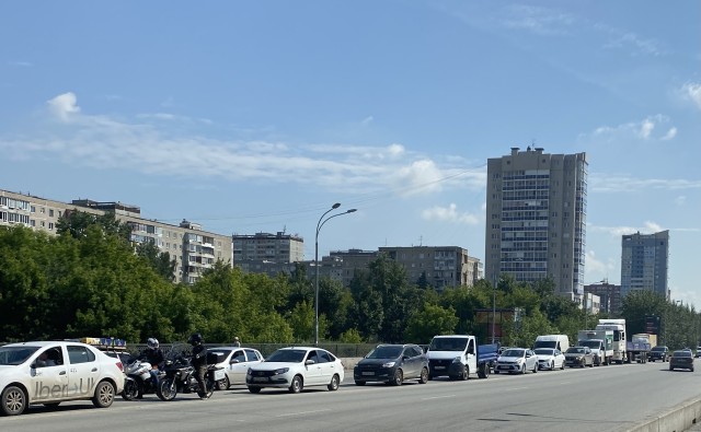 ​Водители в Екатеринбурге жалуются на массовые нарушения на ЕКАД