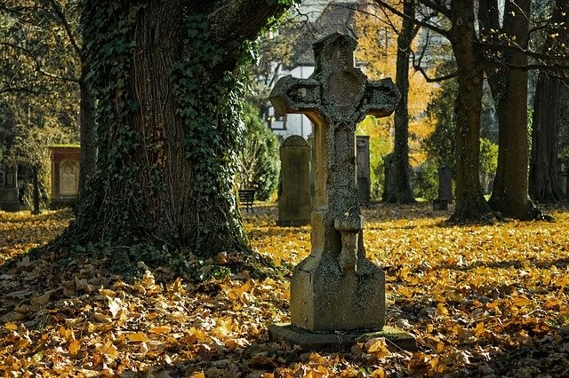 На уральском кладбище не закопали гробы