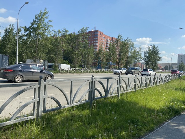 ​Легковушка влетела в маршрутку у «Меги» в Екатеринбурге