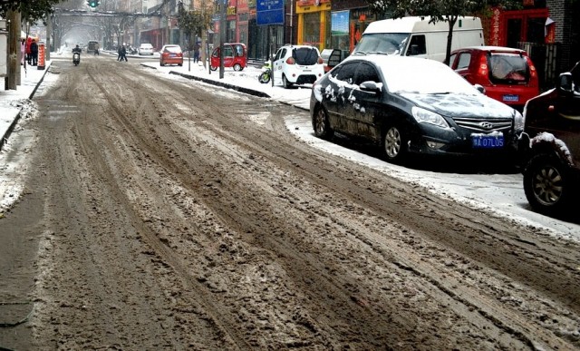 В Екатеринбурге в центре города затопило тротуары