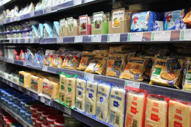 В Мурманске пресечена продажа санкционного сыра и молока