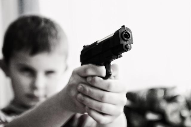 В школе на ВИЗе ученики напугали учителей пистолетами