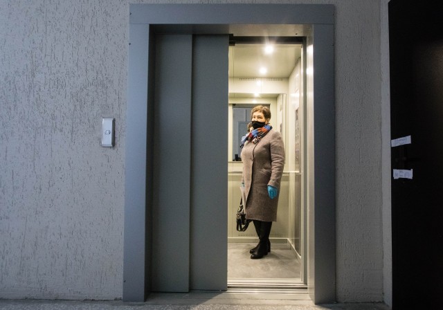 ​В Екатеринбурге голый дебошир приставал к женщине в лифте