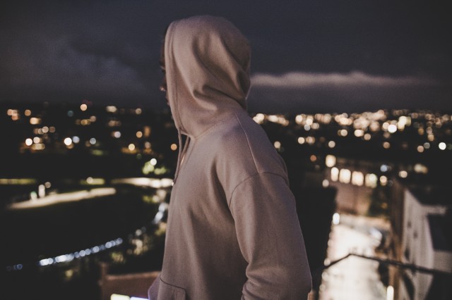 В Иванове 16-летний подросток завис за балконом высотки, чтобы привлечь внимание девушки