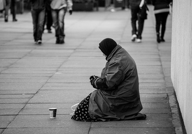 Цыгане в Свердловской области заставляют бездомных попрошайничать и трясут с них деньги