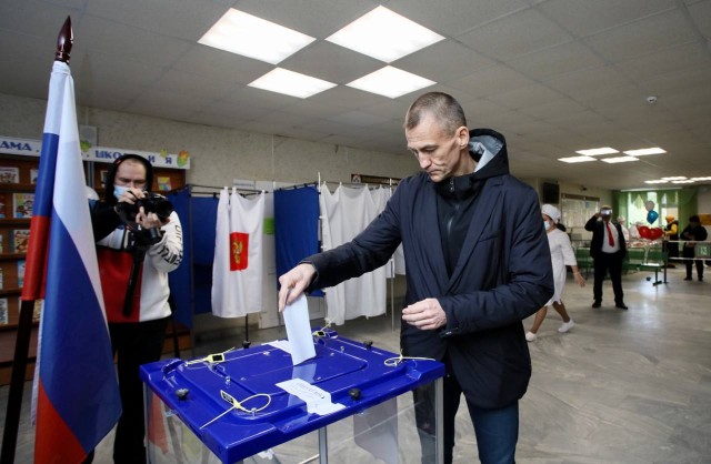 ​Глава Сургутского района проголосовал на выборах в Барсово
