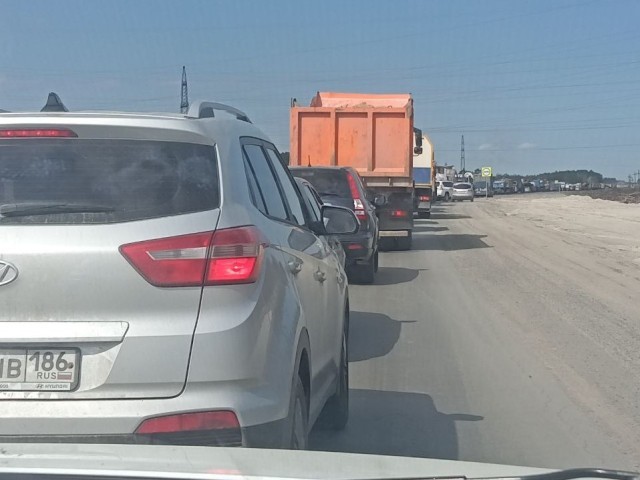 ​Дорожники разобрались с пробкой на трассе «Сургут – Лянтор»