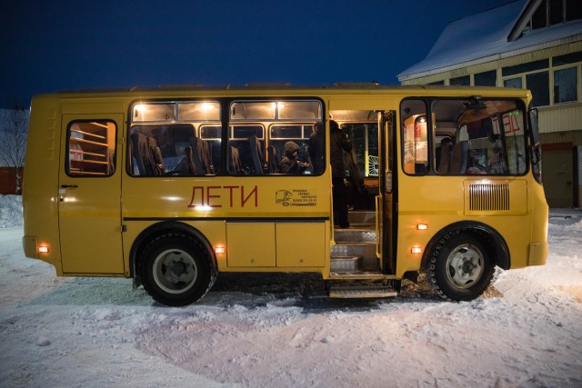 В Нижневартовске дети катаются на автобусе, зацепившись за него снаружи. Видео