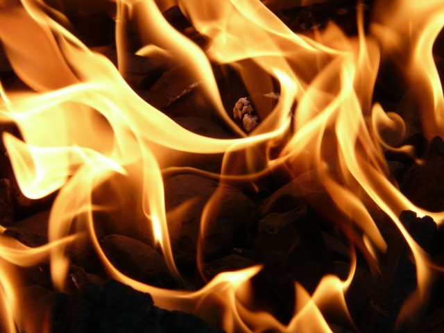 В Нефтеюганске горел жилой дом на площади более 700 кв. м.