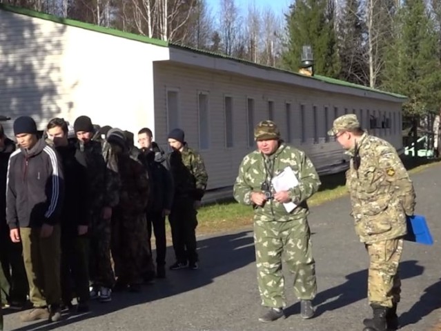 ​Более 50 старшеклассников Сургутского района осваивают навыки молодого бойца. Видео