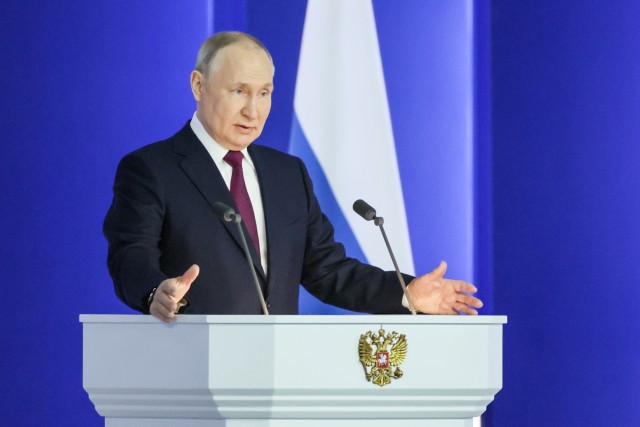 Путин поручил установить отпуск для участников СВО