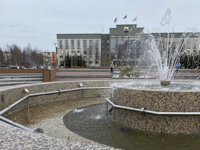 Фонтан на площади Советов в Сургуте запустили, но только для выявления недостатков