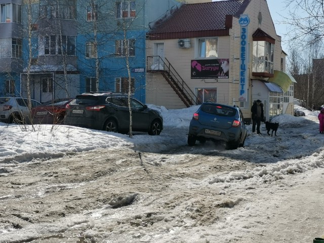 Накат в 90 см: жители Лянтора пожаловались прокурору на неубранный снег