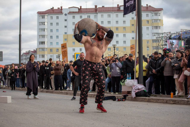 Гора мышц и снарядов: в Сургуте тяжелоатлеты сразятся в подъеме тяжелейших камней и бревен