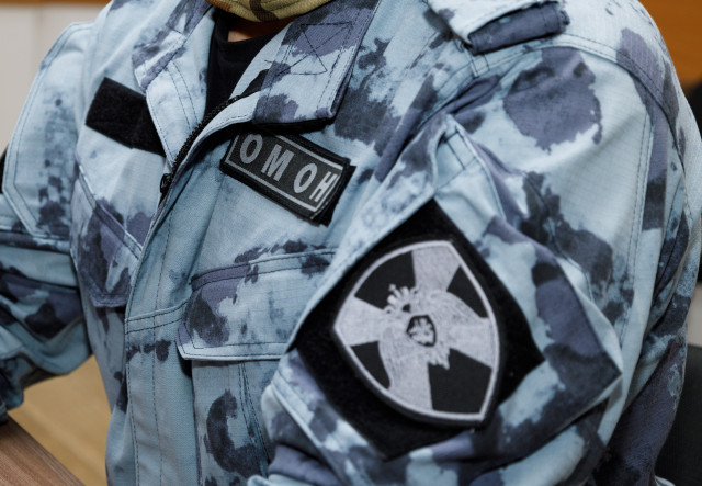 Полиция и Росгвардия устроили рейд по мигрантам на рынке Сургута