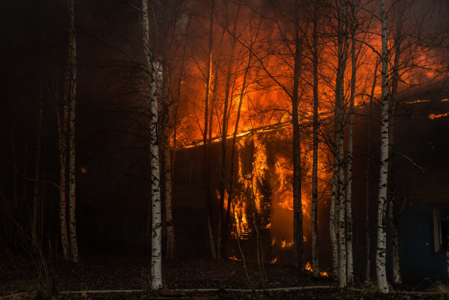 В ХМАО в дачном доме пожарные нашли тело женщины В ХМАО в дачном доме пожарные нашли тело женщины