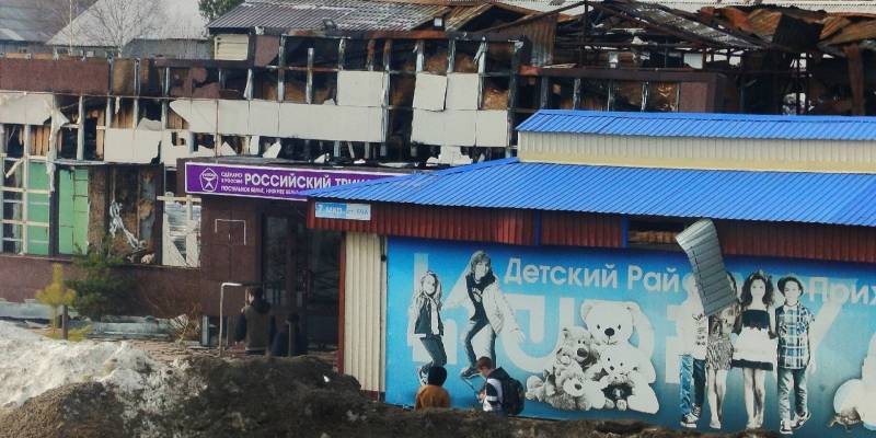 Опасные игры в сгоревшем торговом центре устраивают дети в городе ХМАО