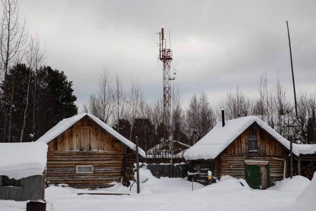 Спасатели из ХМАО нашли в лесу у избы тело мужчины, который пять дней не выходил на связь