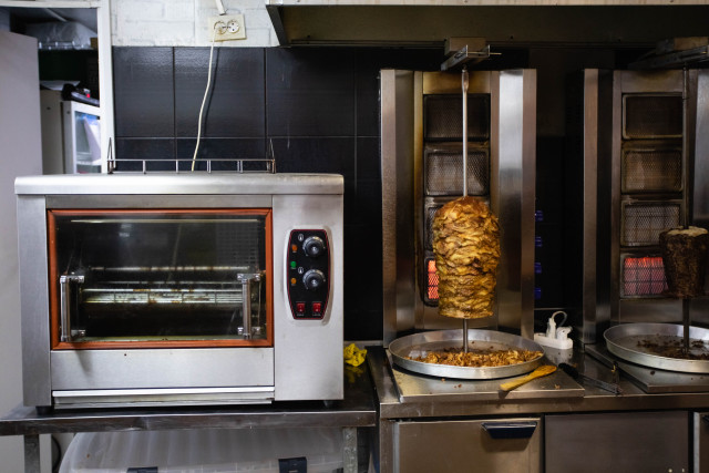 Зарплаты шаурмистов в ХМАО достигли почти 89 тысяч рублей