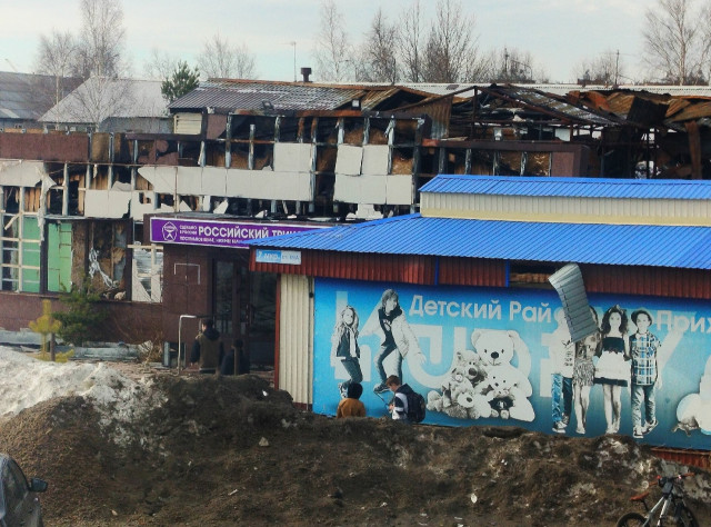 Опасные игры в сгоревшем торговом центре устраивают дети в городе ХМАО