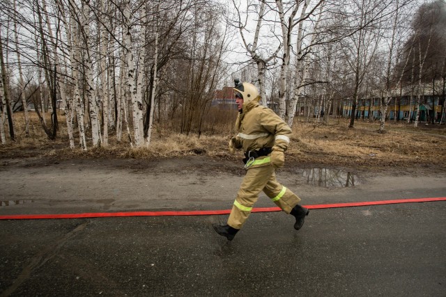 В старой части Нижневартовска загорелись частный дом, гараж и баня В старой части Нижневартовска загорелись частный дом, гараж и баня