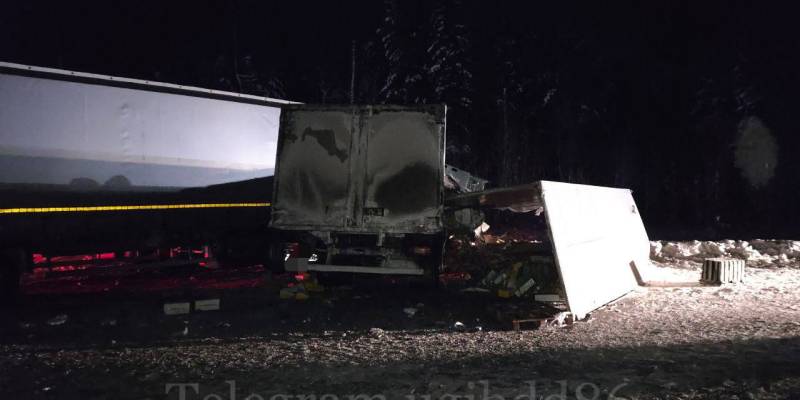 На трассе в ХМАО лоб в лоб столкнулись два грузовика, один водитель погиб