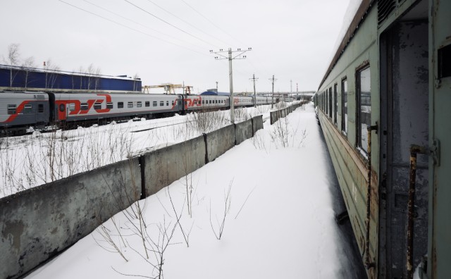 Поезд «Адлер-Нижневартовск» застрял в поле на девять часов