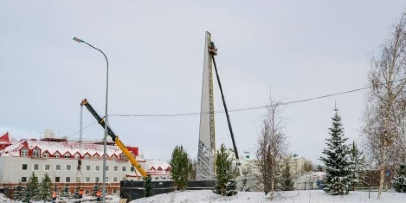 В столице ХМАО устанавливают гигантскую стелу «Город трудовой доблести» В столице ХМАО устанавливают гигантскую стелу «Город трудовой доблести»