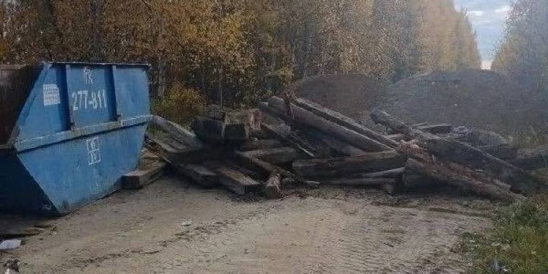Жители деревни в ХМАО пожаловались на блокпост из бревен и песка на единственной дороге