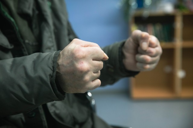 Назад в 90-е: в ХМАО мужчина отобрал у 15-летнего подростка деньги и телефон