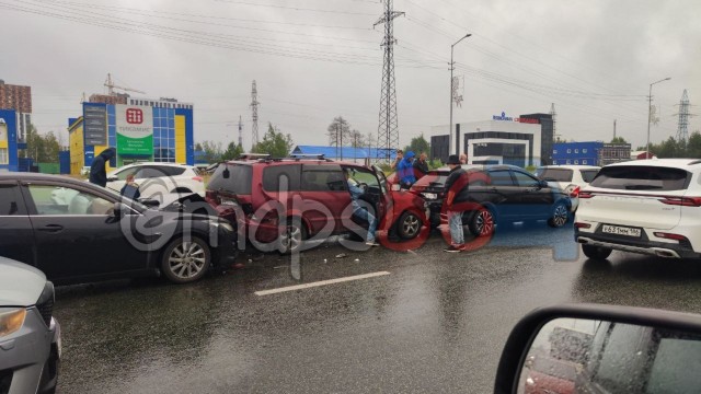 В Сургуте из-за массовой аварии заблокировался выезд из города