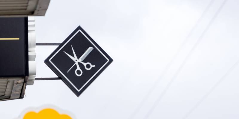 Приставы опечатали барбершоп в ХМАО из-за мигранта-нелегала