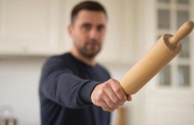 Нетрезвый мужчина избил пожилого отца скалкой и угрожал ему убийством в Сургуте Нетрезвый мужчина избил пожилого отца скалкой и угрожал ему убийством в Сургуте