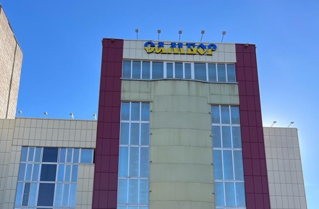 Предприниматель из Сургута вернул цвета украинского флага на вывеске здания