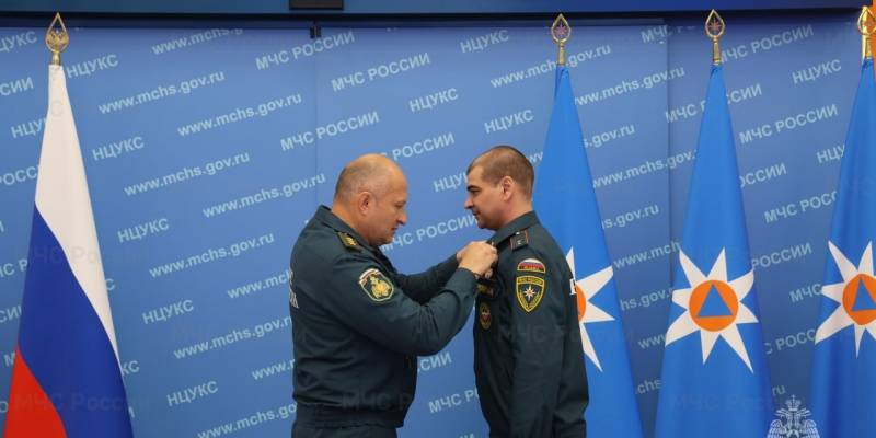 Глава МЧС Куренков наградил огнеборца из Сургута, который вынес из пожара почти 50 газовых баллонов Глава МЧС Куренков наградил огнеборца из Сургута, который вынес из пожара почти 50 газовых баллонов