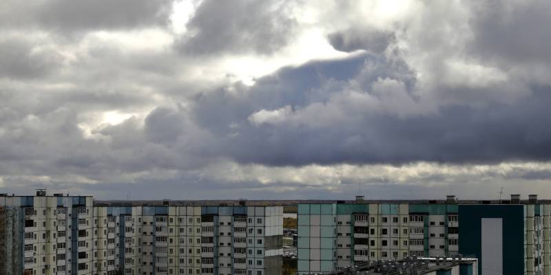 Человек выпал из окна высотки и разбился в Нижневартовске