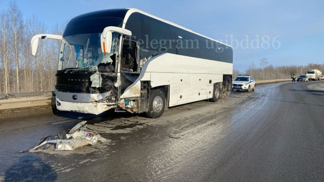 На трассе смерти из Тюмени в ХМАО водитель влетел в автобус с пассажирами и погиб