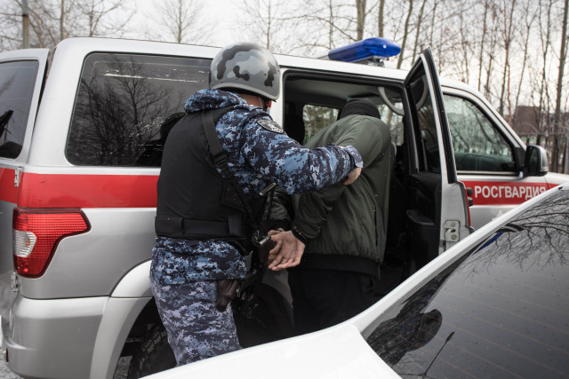 Силовики обезвредили неадекватного мужчину возле детского сада в Сургуте Силовики обезвредили неадекватного мужчину возле детского сада в Сургуте